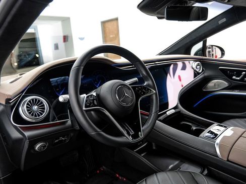 Used 2023 Mercedes-Benz EQS 580 4MATIC Sedan image 3