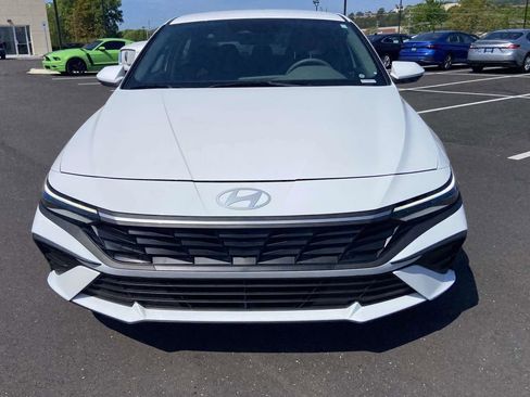 Certified 2025 Hyundai Elantra SE FWD image 8