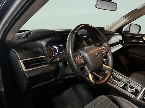 Used 2024 Mitsubishi Outlander SE image 13