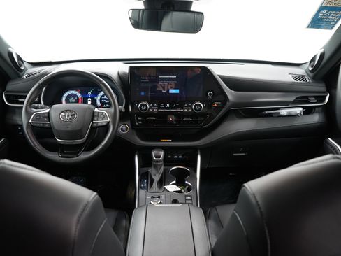Used 2025 Toyota Highlander XSE AWD/4WD image 15