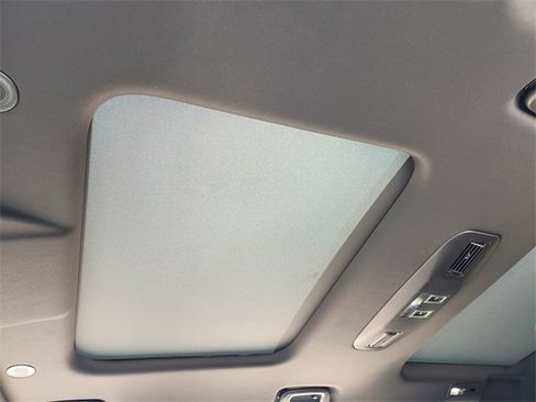 Used 2024 Land Rover Discovery Dynamic SE image 23