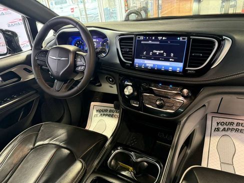 Used 2025 Chrysler Pacifica Limited image 43