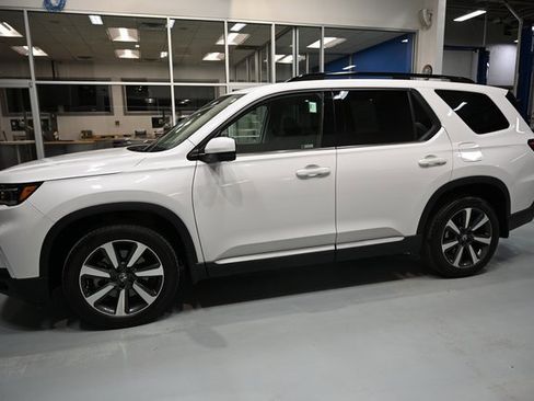 Used 2024 Honda Pilot Touring image 7