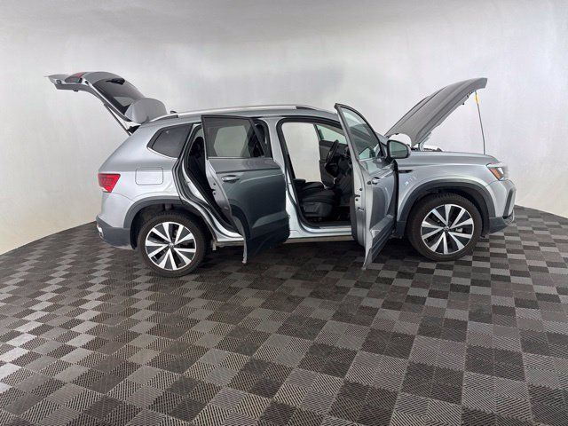 Used 2022 Volkswagen Taos SE w/ IQ.Drive SE Package FWD image 15