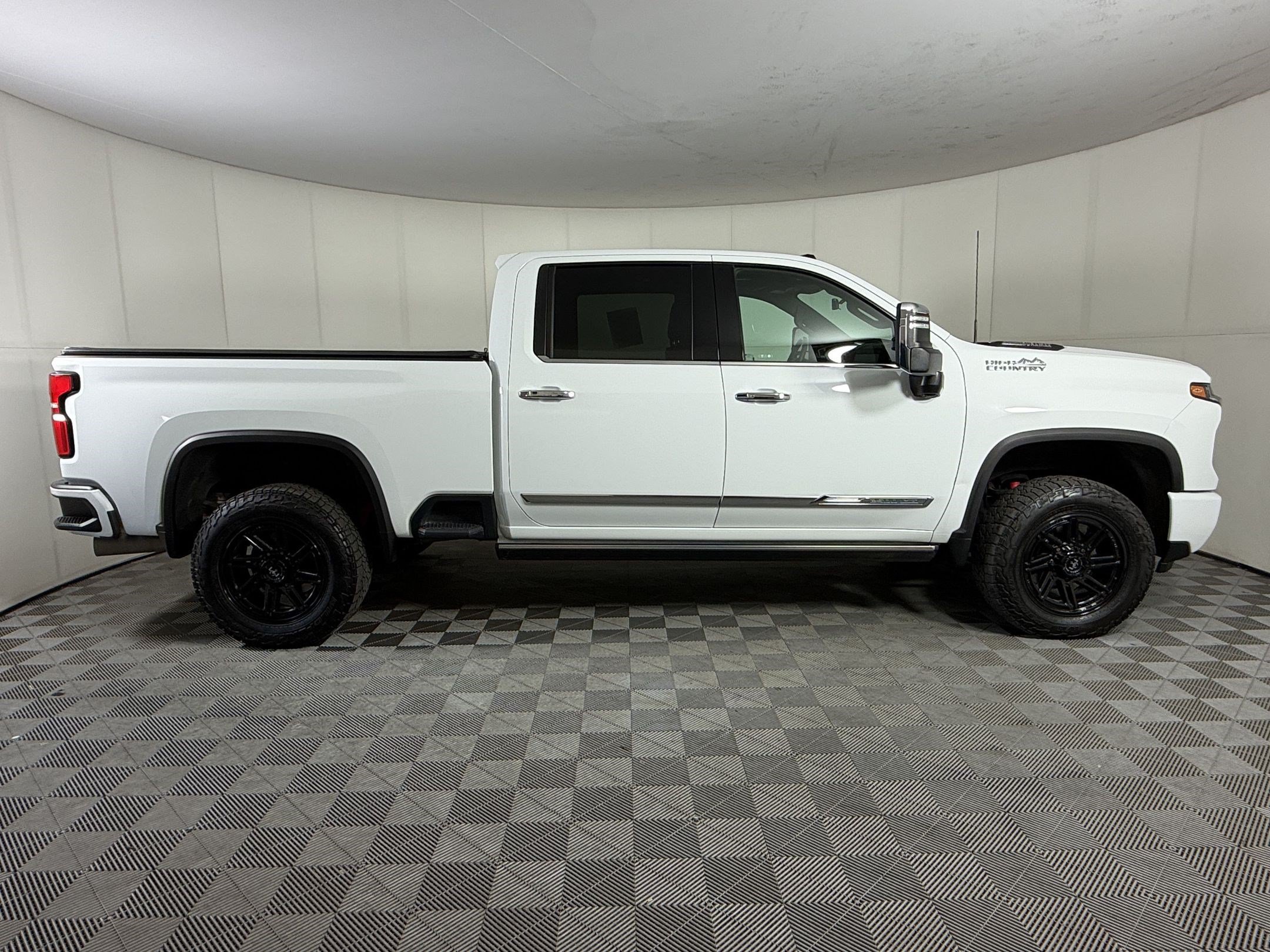 Used 2024 Chevrolet Silverado 2500 High Country w/ High Country Premium Package AWD/4WD image 8