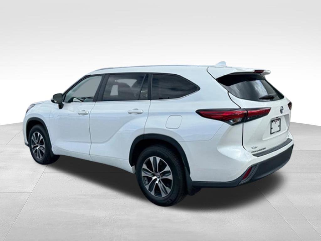 Used 2023 Toyota Highlander XLE FWD image 4