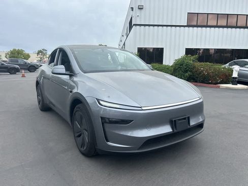 Used 2026 Tesla Model Y 2WD image 2