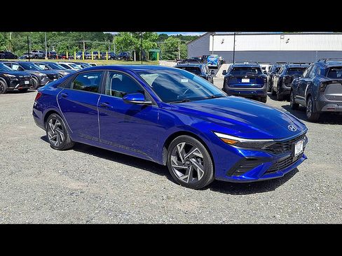 Used 2025 Hyundai Elantra SEL w/ Cargo Package FWD image 2