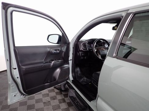 Used 2023 Toyota Tacoma TRD Off-Road image 17