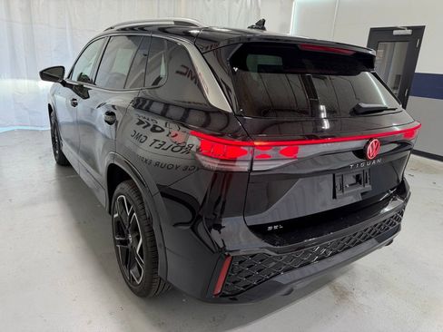 Used 2025 Volkswagen Tiguan SEL R-Line image 21