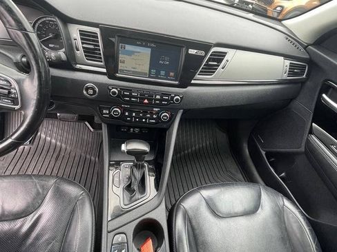 Used 2017 Kia Niro Touring FWD image 11