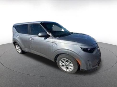 Used 2025 Kia Soul LX w/ LX Technology Package FWD image 2