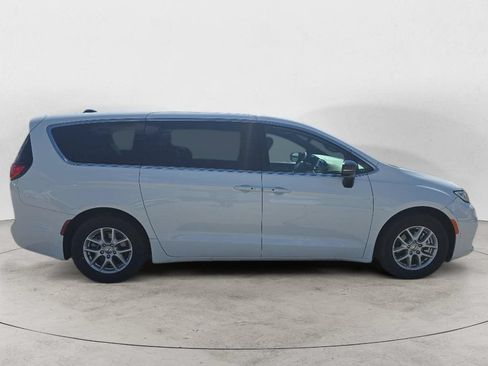 Used 2025 Chrysler Pacifica Select FWD image 4