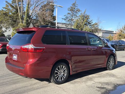 Used 2018 Toyota Sienna XLE image 5