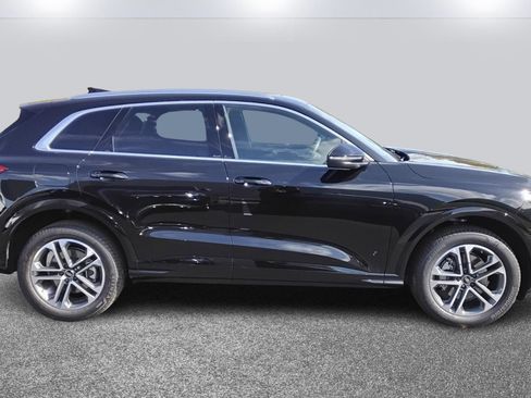 Used 2025 Audi Q5 Premium w/ Convenience Package image 4