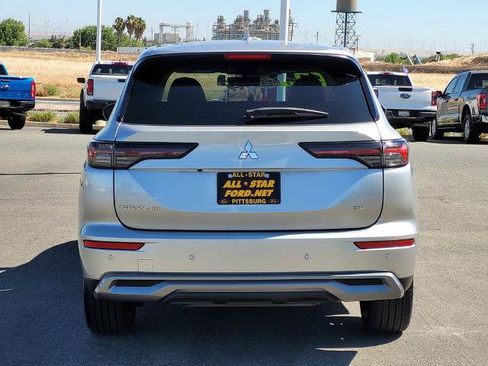 Used 2025 Mitsubishi Outlander SE FWD image 5