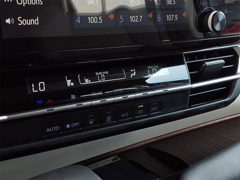 Used 2024 Toyota Sienna LE image 10