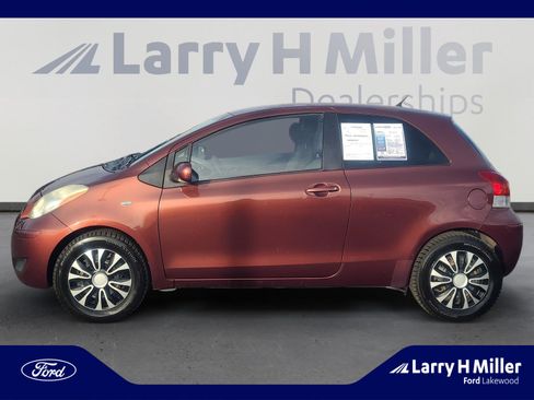 Used 2009 Toyota Yaris 2-Door Hatchback image 2