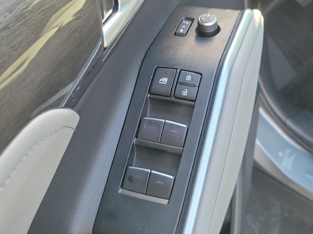 Used 2025 Toyota Highlander Limited FWD image 18