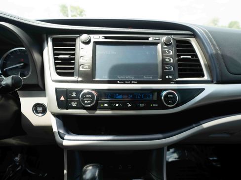 Used 2016 Toyota Highlander XLE AWD/4WD image 17