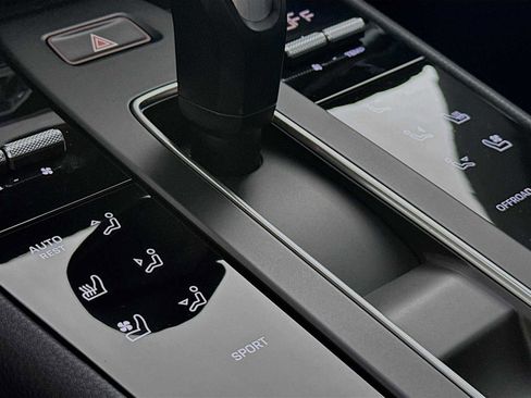 Certified 2025 Porsche Macan image 22