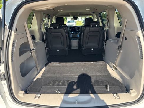 Used 2023 Chrysler Pacifica Touring-L FWD image 29