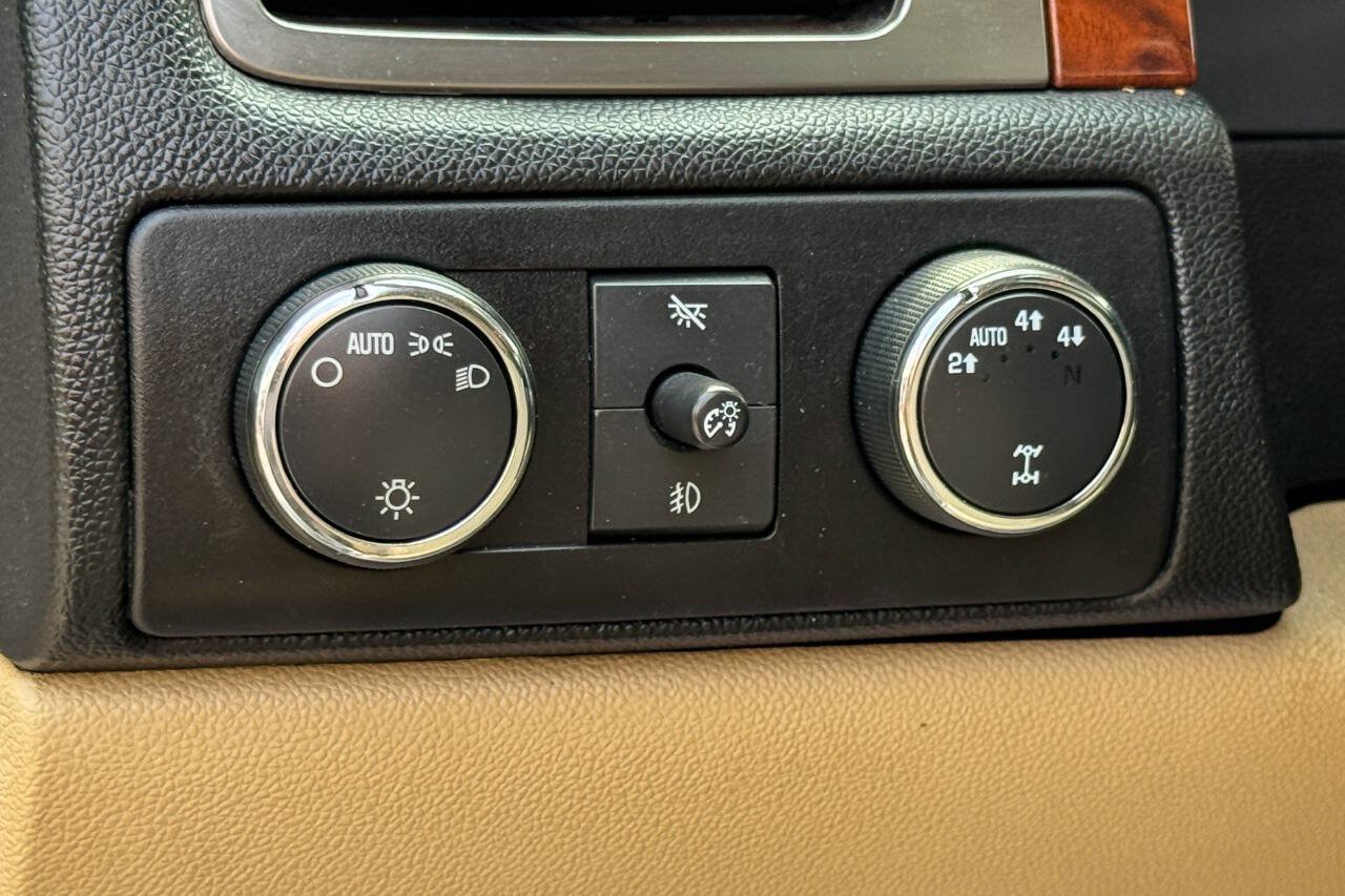 Used 2007 Chevrolet Suburban 2500 LT AWD/4WD image 22