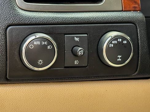 Used 2007 Chevrolet Suburban 2500 LT AWD/4WD image 22