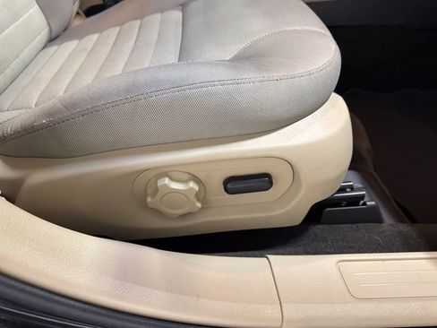 Used 2014 Ford Taurus SE image 38