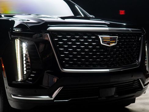 Used 2025 Cadillac Escalade ESV Premium Luxury AWD/4WD image 8