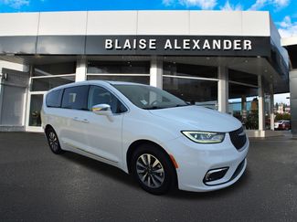 Used 2022 Chrysler Pacifica Limited w/ Uconnect Theater Family Group image 1