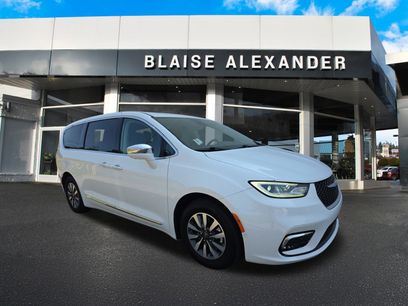 Used 2022 Chrysler Pacifica Limited w/ Uconnect Theater Family Group