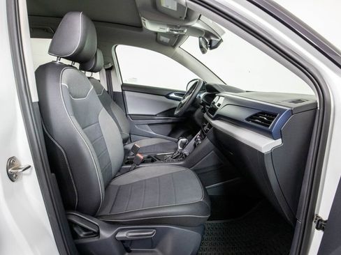 Used 2023 Volkswagen Taos SE w/ Panoramic Sunroof Package FWD image 9