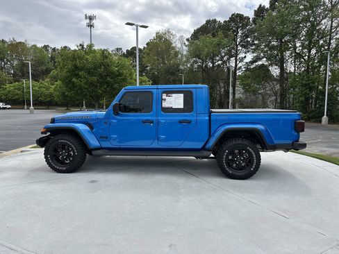 Used 2025 Jeep Gladiator Sport image 7