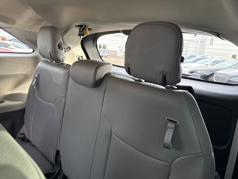 Used 2023 Toyota Sienna Limited image 13