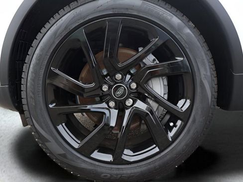 Used 2025 Land Rover Discovery S image 9