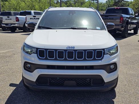 Used 2023 Jeep Compass Latitude w/ Convenience Group AWD/4WD image 3