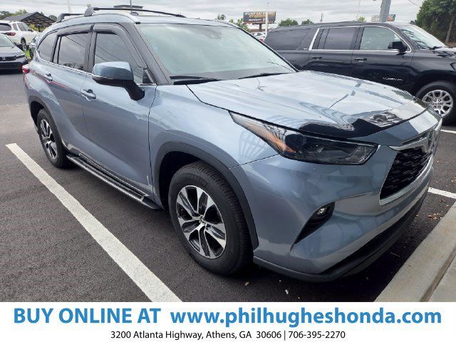 Used 2023 Toyota Highlander XLE FWD image 1