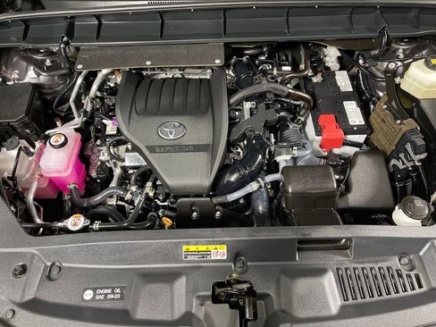 Certified 2024 Toyota Highlander XLE image 9