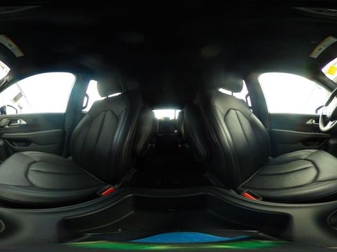 Used 2025 Chrysler Pacifica Select image 44