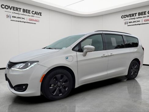 Used 2020 Chrysler Pacifica Limited w/ S Appearance Package image 3