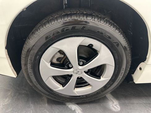 Used 2015 Toyota Prius Two image 31