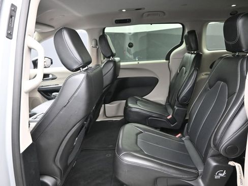 Used 2024 Chrysler Pacifica Touring-L image 13