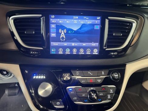 Used 2018 Chrysler Pacifica Touring-L w/ Premium Audio Group FWD image 5