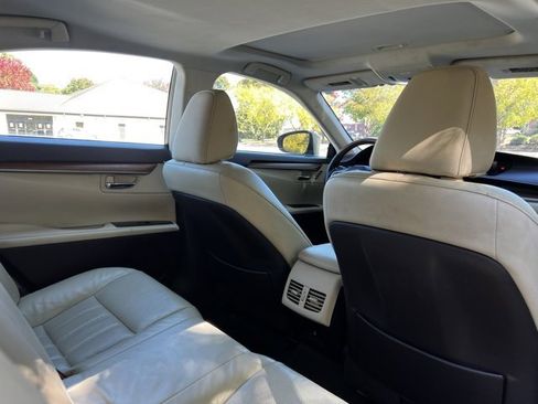 Used 2017 Lexus ES 300h w/ Luxury Package image 23