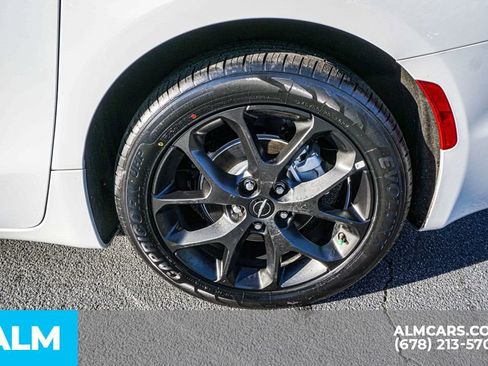 Used 2025 Chrysler Pacifica Limited image 18