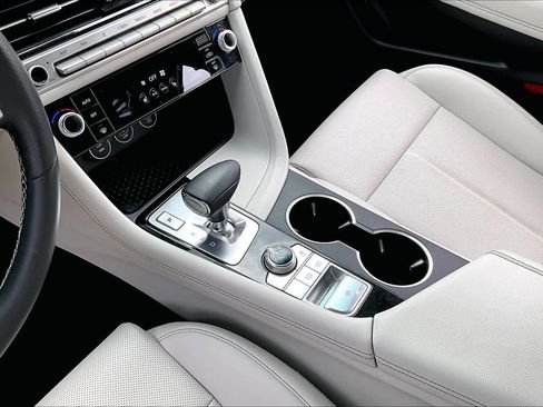 Used 2025 Genesis G70 2.5T image 15