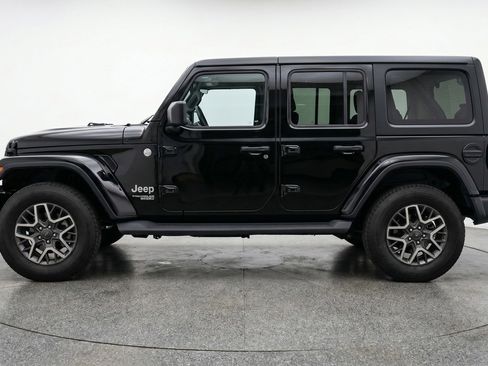 Used 2025 Jeep Wrangler Sahara image 5