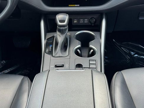 Used 2023 Toyota Highlander FWD image 15