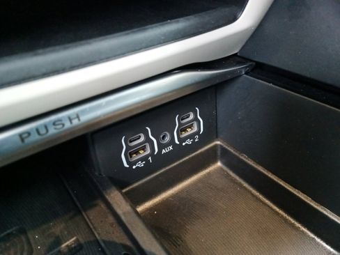 Certified 2024 Chrysler Pacifica Limited image 17